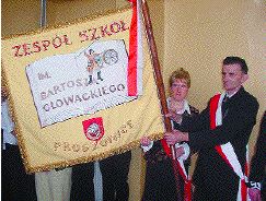 Nowy sztandar prezentuje Władysław Sobczyk